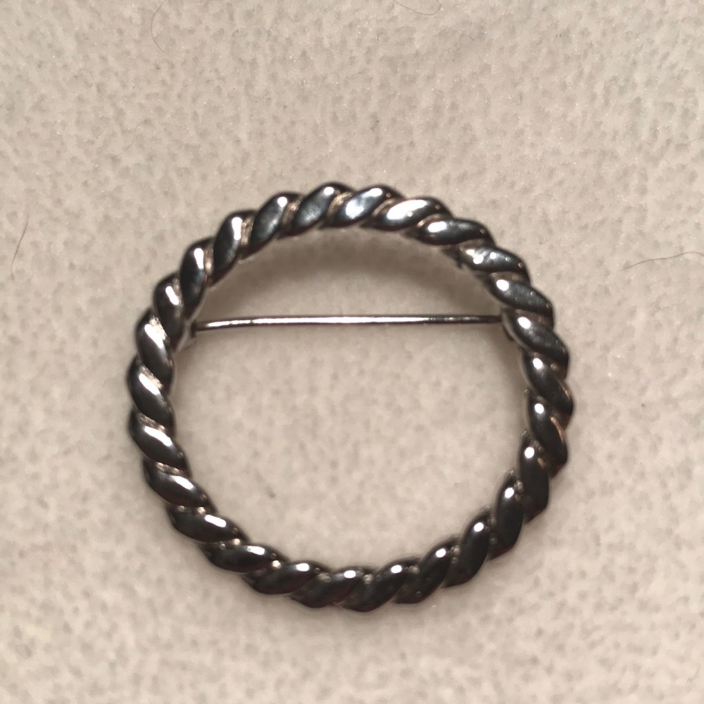 Simple Silver Plated Brooch - Picture 4 of 5